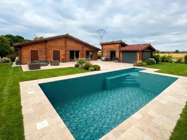 Piscine béton banché livrée avec terrasse et plage en Île-de-France