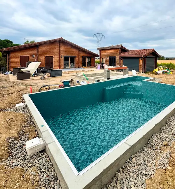 Terrain et terrassement avant construction de la piscine béton en Île-de-France